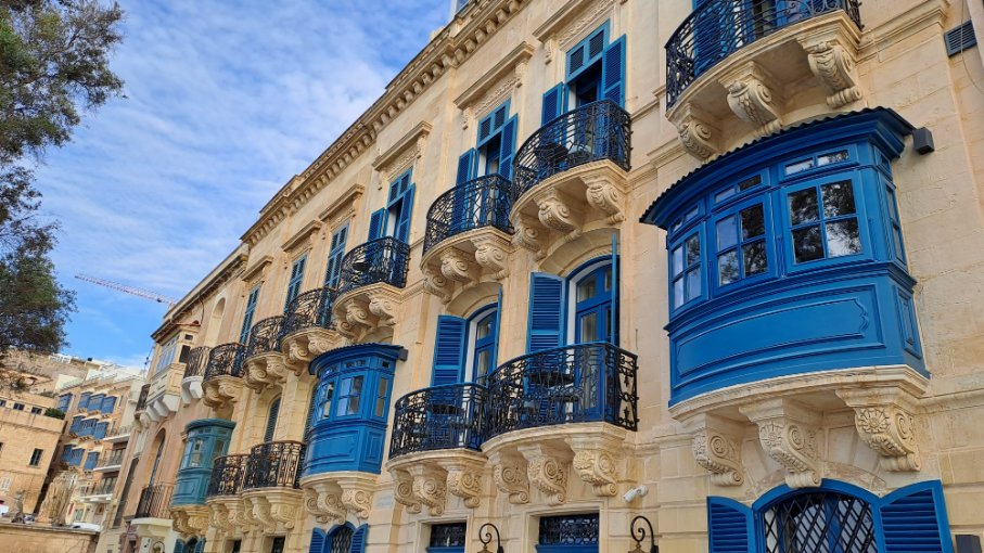 Valeta, Malta, plavi kibic fensteri, prozori, ulica